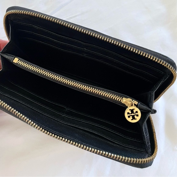 Tory Burch | Stacked T Zip Continental Wallet in Black - Picture 8 of 12